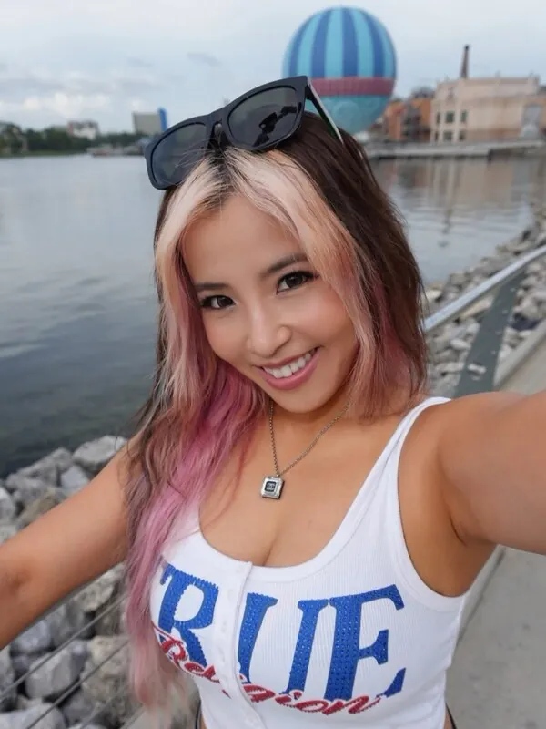 Mina Shirakawa ライブチャット 配信
